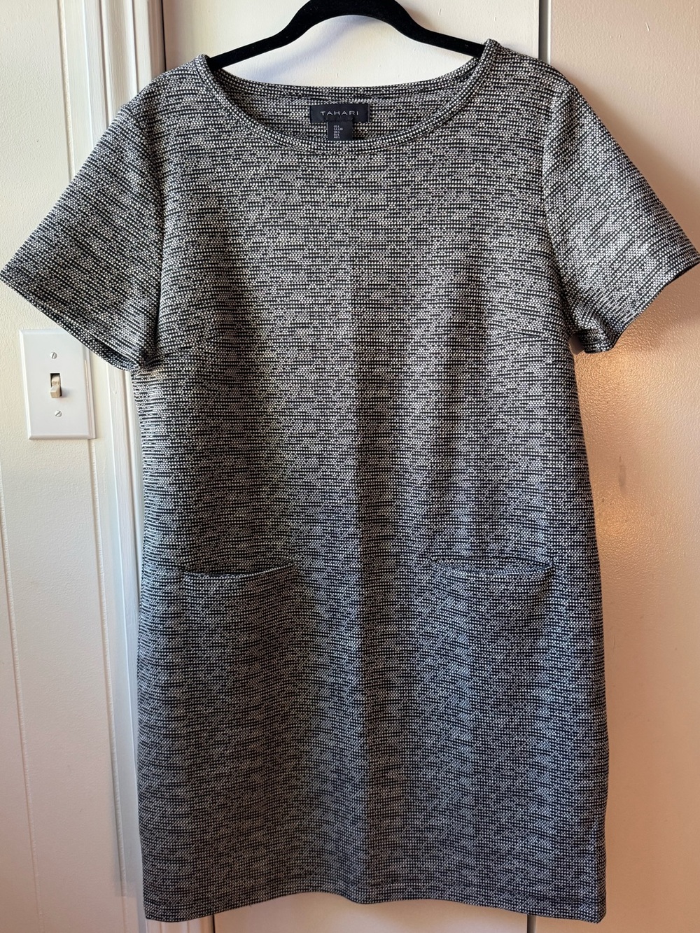 Tahari NWT Black White Textured Knit Shift Dress Size L Pockets Short Sleeve⁠